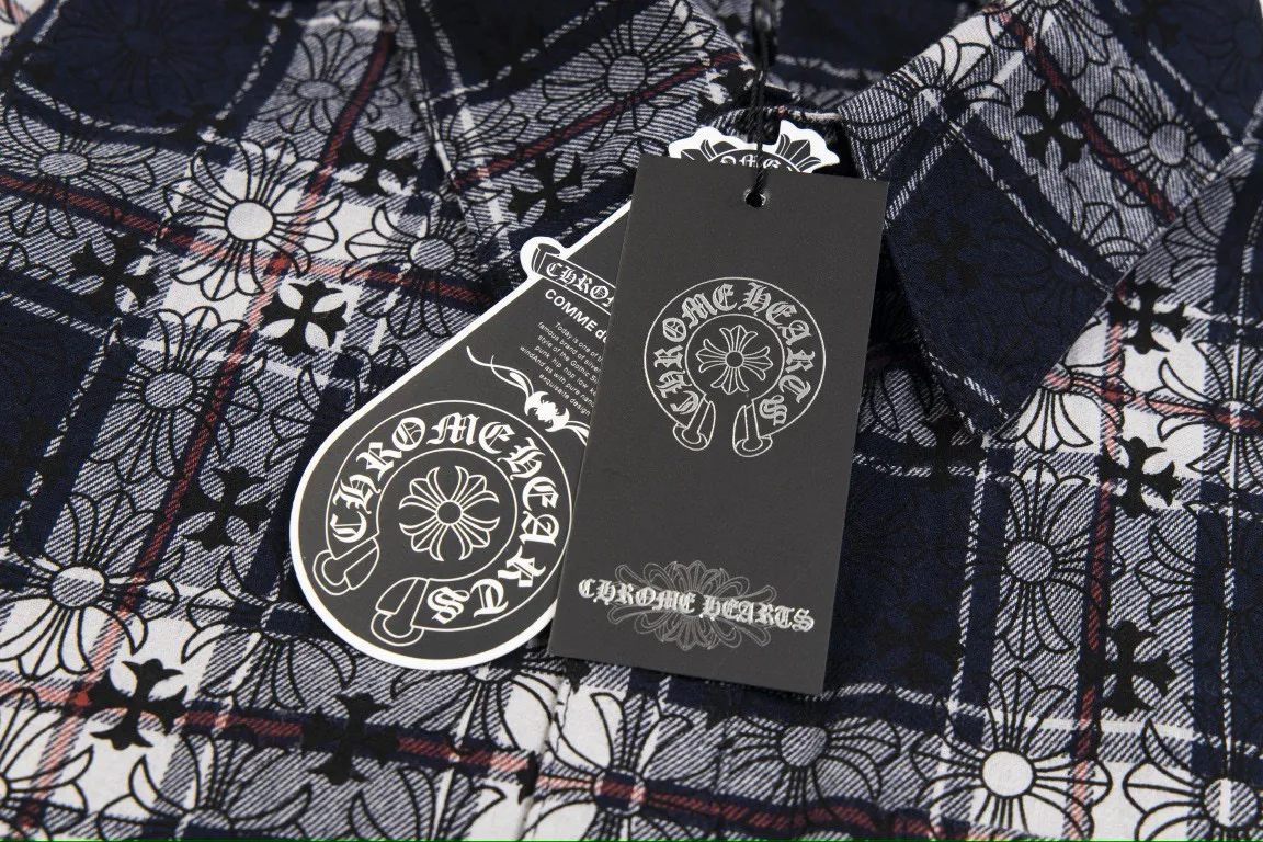 P230 Style number: G007 Chrome Hearts classic cashew flower cross all-over printed jacquard long-sleeved top casual shirt for couples 1️⃣Customized original jacquard fabric, high-quality pure cotton jacquard plaid fabric, soft and comfortable to the touch, a very high-quality fabric! 2️⃣The details of the workmanship are perfectly controlled. The lining is made of vest hemming, and the cuffs are made of double cross leather labels. It is different from the ordinary version. The collar is also designed with interlining, which shows high-end fashion and personality. The style is fashionable, simple and elegant, and it is a very versatile jacket! 4⃣️Complete accessories, all customized with original versions! Same style for men and women Color: Cashew Purple Sizes: S, M, L, XL